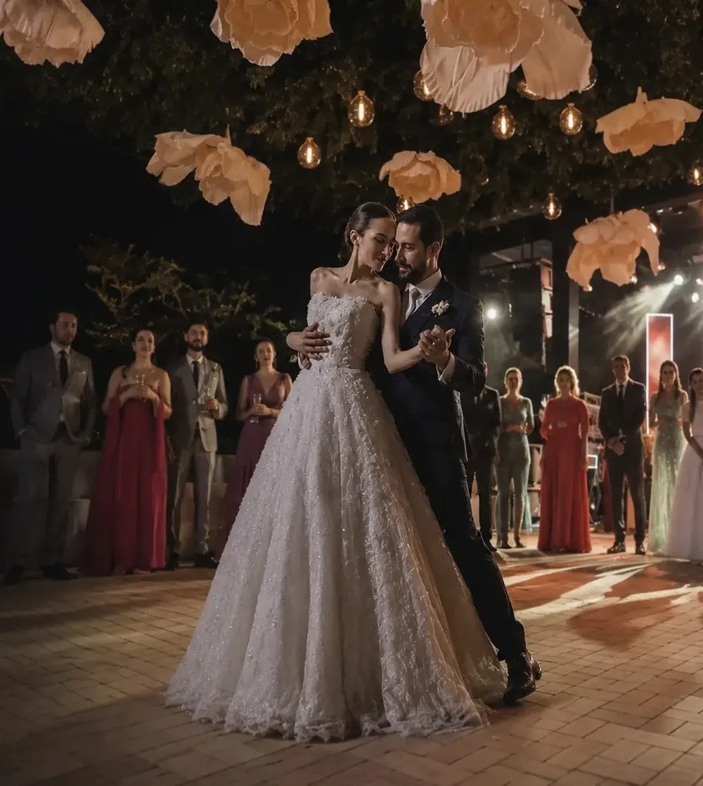 Casamento de alto padrão com flores em pendente — Noiva Laura