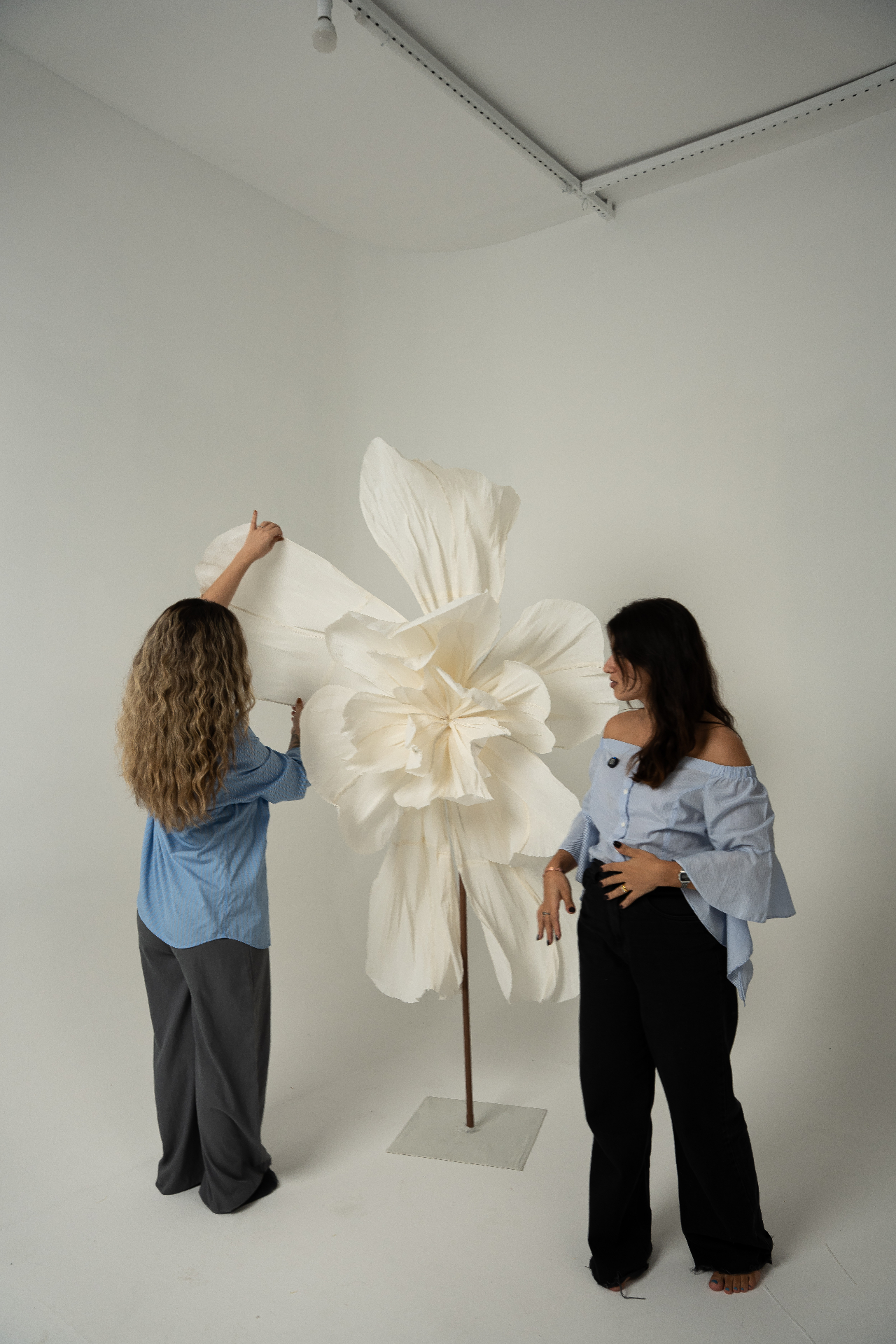 Flor Oversized branca feita à mão pelas fundadoras da Oliva Studio