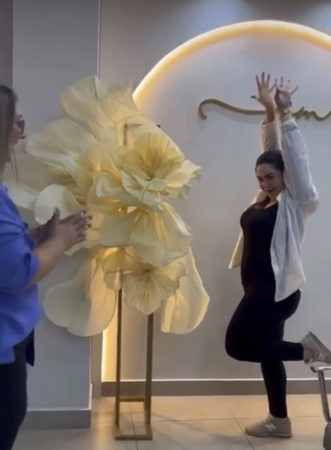 Flor Oversized amarela em exposição no ateliê