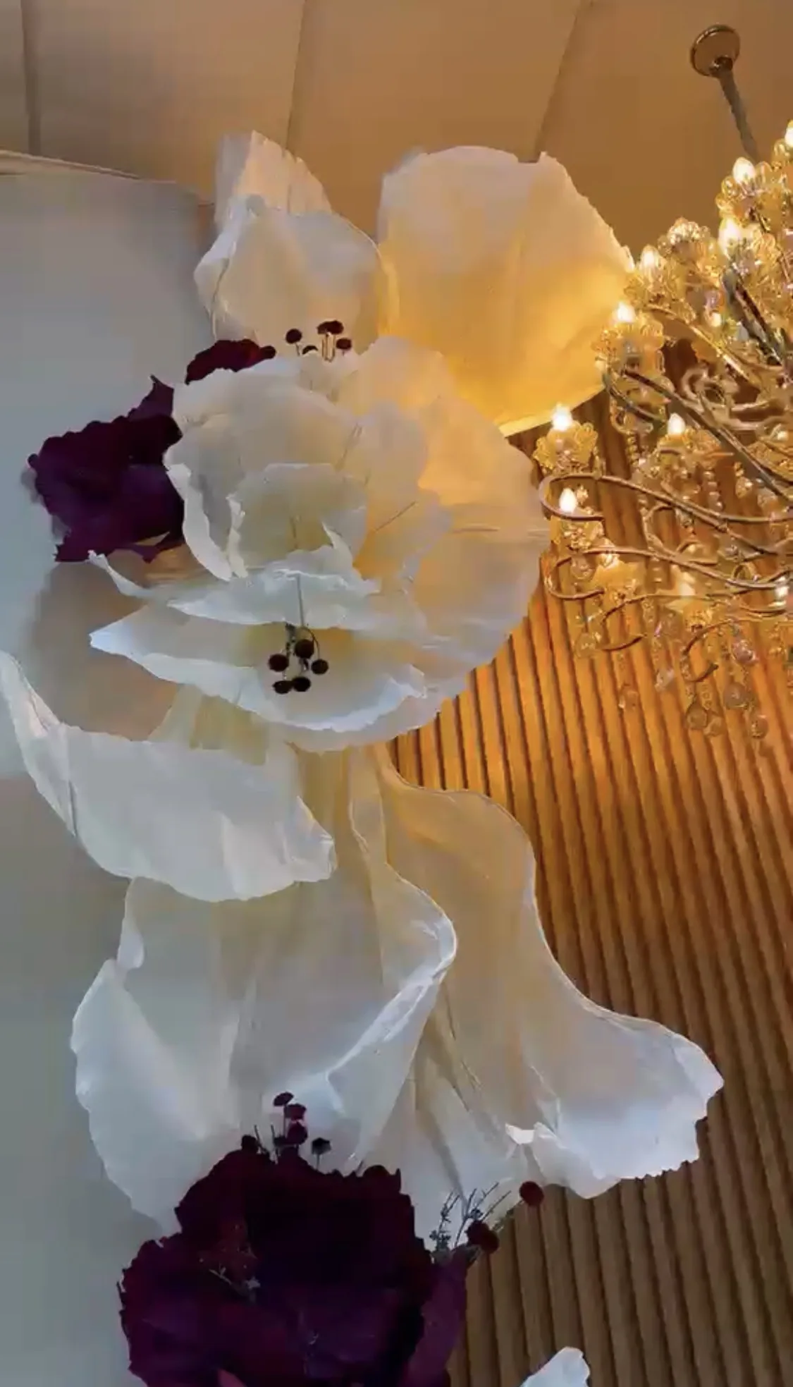 Composição de Flores Oversized brancas e bordô em ambiente sofisticado
