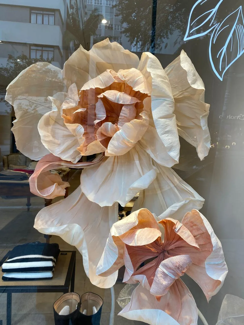 Flor Oversized em exposição na vitrine da loja Blow Up na Rua Oscar Freire